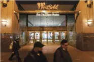  ?? JASON HENRY/THE NEW YORK TIMES ?? Concertina wire blocks an entrance to the Westfield San Francisco Centre ahead of Black Friday shopping in San Francisco. There were “smash-and-grab” robberies at several San Francisco retailers this month.