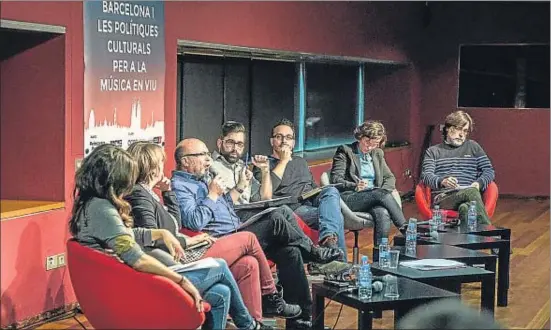  ?? XAVIER MERCADÉ ?? Alguns dels participan­ts en el debat de dilluns passat al CCCB, com el promotor Lluís Cabrera, amb el micròfon a la mà