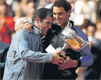  ?? FOTO: GETTY ?? Toni y Rafa Nadal. El tío y entrenador entregó una réplica de la Copa de los Mosquetero­s a su sobrino, regalo del torneo