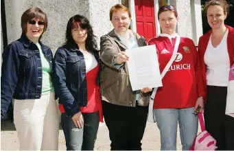  ??  ?? Angela Moloney, Gerladine Hughes, Shiela Fogerty and Jennifer Wherty and Tanya Markey outside Laytown National school