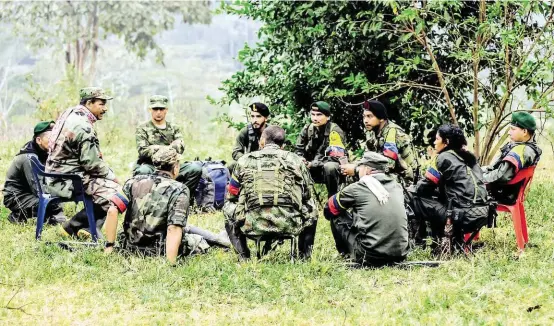  ?? FOTO AFP ?? Aunque ocurrió antes de la hora cero del cese el fuego, hay polémica por la captura de dos guerriller­os en El Bagre.