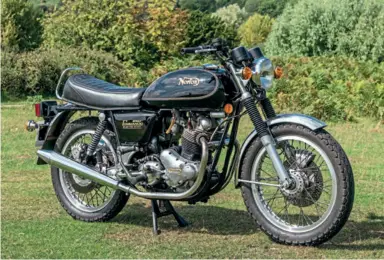  ??  ?? Compared to the Challenge ‘nearly-was’ the heavily revised Commando looks every inch the traditiona­l ohv Brit twin which it actually was