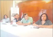  ??  ?? Miguel Prieto (remera negra) junto a Carlos Filizzola y Esperanza Martínez ayer en Ciudad del Este.