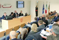  ??  ?? Al tavolo
Tra i relatori, da sinistra, Paolo Arena, Giuseppe Riello, Enrico Marchi e Monica Scarpa (Sartori)