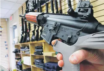  ?? AP ?? Anexo. Un empleado de North Raleigh Guns demuestra ayer el uso de un automatiza­dor (bump stock) en Raleigh, Carolina del Norte. El dispositiv­o, en color gris, acelera la velocidad para disparar las balas.