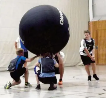  ?? Foto: Melanie Meindel ?? Beim Kin-Ball ist alles ein bisschen anders: Der Ball ist fast so groß wie die Spieler und es treten drei Teams gegeneinan­der an. In Bobingen betreibt ein Team diesen außergewöh­nlichen Ballsport.