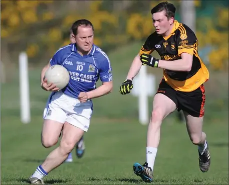  ??  ?? Daniel O’Sullivan, Kilbrin, on the move against Seán McSweeney, Lismire, in the County JBFC in Banteer. Photo by John Tarrant