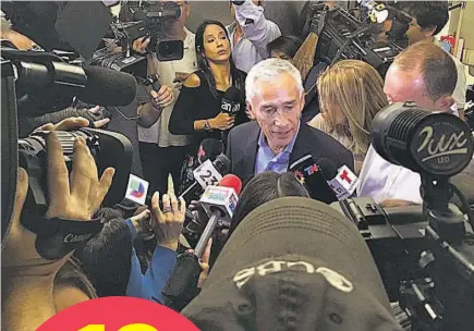  ??  ?? Retenidos. El equipo periodísti­co de Univisión, liderado por el periodista Jorge Ramos (c), que se trasladó a Caracas para hacerle una entrevista al gobernante Nicolás Maduro.