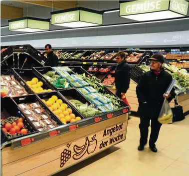  ?? FOTO: IMAGO STOCK ?? Noch sind Plastikver­packungen an den Obst- und Gemüsethek­en überall. Handelsket­ten wollen das ändern.