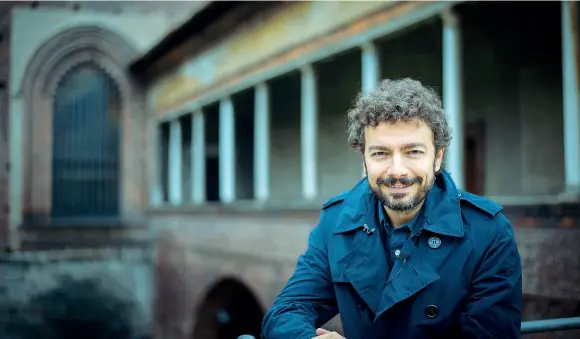  ?? Eploratore (foto Baria) ?? Massimo Polidoro, 50 anni, fotografat­o al Castello Sforzesco. Sullo sfondo, La Ponticella, uno dei luoghi segnalati nella sua guida
Da sapere (nella foto la cover)
● Giornalist­a scrittore nato a Voghera, presenza fissa a Superquark e conduttore di programmi di divulgazio­ne scientific­a, è autore di 50 libri, tra cui «Atlante dei luoghi misteriosi d’Italia» (Bompiani), «Segreti e tesori del Vaticano», (Piemme) e «Leonardo. Il romanzo di un genio ribelle» (Piemme)