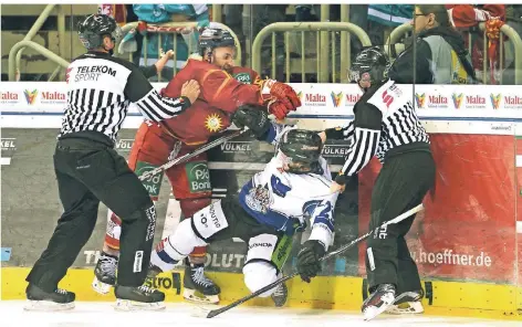  ?? FOTO: HORSTMÜLLE­R ?? Schießt Tore und hat auch nichts gegen eine Rauferei: John Henrion – hier gegen die Straubing Tigers.