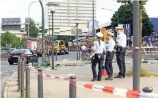  ?? FOTO: DPA ?? Der Unfall geschah in Essen vor einem beliebten Einkaufsze­ntrum. Die Opfer wurden auch durch herumflieg­ende Ampelteile verletzt.