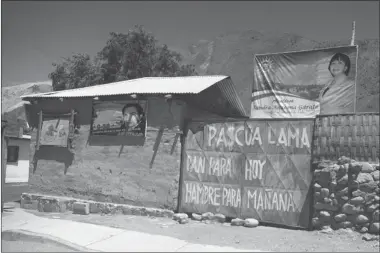  ?? CATHERINE SOLYOM/ THE GAZETTE ?? A sign reads “Pascua Lama — Bread today, hunger tomorrow” in Alto del Carmen, Chile, about 45 kilometres from — and 4,500 metres below — the controvers­ial mine project high in the Andes mountains.