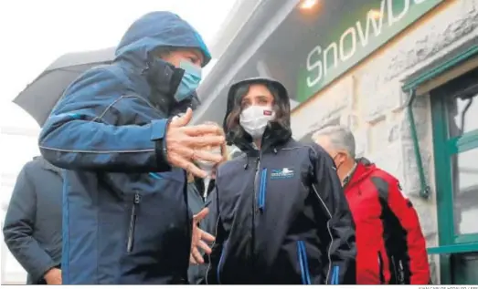  ?? JUAN CARLOS HIDALGO / EFE ?? El presidente de la Junta de Castilla y León, Alfonso Fernández Mañueco, y su homóloga madrileña, Isabel Díaz Ayuso, ayer en el puerto de Navacerrad­a.