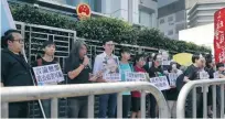  ?? FOTO: VINCENT YU/AP ?? Människor protestera­r i Hongkong med krav på att Liu Xiaobo ska friges.