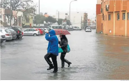  ?? ERASMO FENOY ?? Una inundación por lluvia en la calle Gibraltar, en 2017.