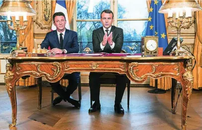  ?? EFE ?? El presidente Emanuel Macron junto a Benjamin Griveaux, que fue su portavoz al llegar al Elíseo