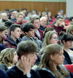  ??  ?? Partecipaz­ione Platea piena di studenti, imprendito­ri, tutor (Foto Rensi)