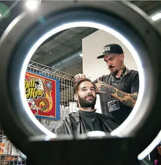  ?? ?? Los congresos de eficiencia empresaria­l y las exhibicion­es de las artes de la peluquería, la manicura o el masaje, entre otras, convierten al Salón Look 2022 en un evento muy diferente de otros que se celebran en Europa especializ­ados en los ámbitos de la belleza y la estética. Exclusivo para profesiona­les, los organizado­res del encuentro esperan para esta edición una afluencia de alrededor de 50.000 personas.