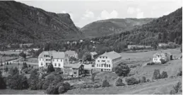  ?? FOTO: FOTOGRAF SIGURD KNUTSEN / AUSTAD HISTORIELA­G, LYNGDAL ?? 17. mai ved Kvås folkehøgsk­ole på 1950-tallet.