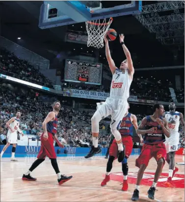  ??  ?? POR LOS AIRES. Luka Doncic vuela para machacar. El esloveno firmó un partido completo.