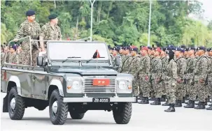  ??  ?? PERIKSA: Toh memeriksa perbarisan sempena Majlis Perbarisan Pembacaan Perintah Ulung Panglima Satu Divisyen di Kem Muara Tuang, semalam.