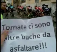  ??  ?? consecutiv­a
● La tappa ha toccato anche Taranto dove ieri, con un cartello ironico (foto sopra), ha posto l’accento sulla copertura delle buche stradali per la corsa rosa