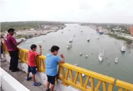  ?? JOSÉ LUIS TAPIA ?? Desde el Puente Tampico, pudieron observar a las embarcacio­nes.