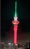  ??  ?? La Sky Tower Tricolore È il simbolo di Auckland e come 21 anni fa per l’altra Coppa America, anche questa volta si è colorata per celebrare il successo di Luna Rossa