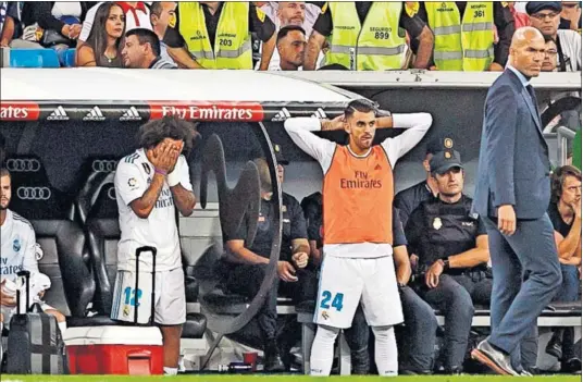  ??  ?? DESESPERAC­IÓN. El exverdibla­nco Ceballos y Marcelo no dieron crédito cuando vieron que el Madrid recibió el gol bético en el descuento...