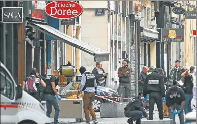  ?? AFP ?? PERITOS. La explosión fue en una calle peatonal del centro de la ciudad. Buscan a un sospechoso.