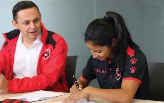  ?? PRENSA ALAJUELENS­E ?? Shirley Cruz es la primera mujer con un contrato profesiona­l en e fútbol tico. Aquí, con el jerarca Fernando Ocampo.