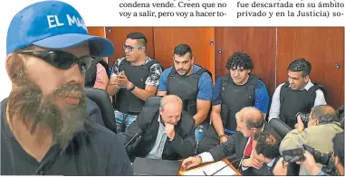  ??  ?? DOS CARAS. Estando prófugo se disfrazó para dar una entrevista. En el juicio, con sus cómplices.