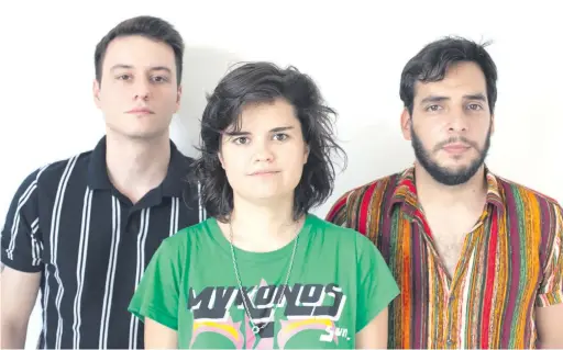  ??  ?? Pablo Cardoni, María Quevedo y Fran Brítez son el inicio de Ylatina, un grupo que nació desde sus canciones y cosechó amigos.