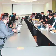  ?? FOTO: EL HERALDO ?? La semana pasada dos empresas presentaro­n ofertas que fueron conocidas por técnicos del CNE.