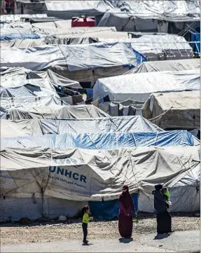  ?? (Photo AFP) ?? Après avoir été au camp d’al-hol, près de la frontière syro-irakienne, Andrea et ses enfants sont actuelleme­nt détenus au camp d’al-roj (ci-dessus, d’autres détenus de ce camp en mars 2021).