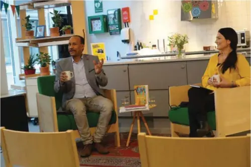  ??  ?? SVENSK FIKA. Awes Osman presentera­de sin bok om den svenska arbetsplat­skulturen på Fittja bibliotek i samtal med Ayül Kabaca.