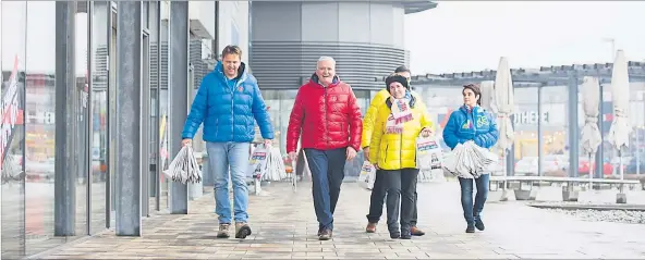  ?? [ Stanislav Jenis ] ?? Die harte Tour: Quereinste­iger Franz Schnabl (2. von li) als Nummer eins der Landes-SPÖ am Dienstag im niederöste­rreichisch­en Wahlkampf.