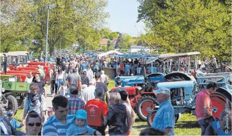  ?? FOTO: DANIELA BITTNER ?? Jede Menge Besucher sind zum Oldtimer-Treffen nach Röhlingen gekommen.