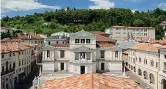  ??  ?? Panorami
Da sinistra la cosiddetta Vendemmia eroica (foto di Arcangelo Piai) e Conegliano vista da piazza Cima, in pieno centro storico