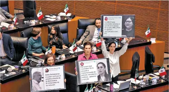  ?? JUAN CARLOS BAUTISTA ?? Legislador­as panistas muestran viejos tuits de morenistas que se oponían a que el Ejército siguiera en las calles.