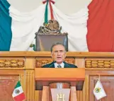  ??  ?? Exclusión. El gobernador Miguel Ángel Yunes no consideró que los burócratas fueron damnificad­os de la gestión de Duarte; los tachó a todos de “duartistas” y los despidió sin hacer estudios, según el abogado Juan José Llanes.