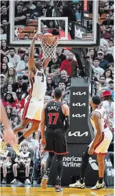  ?? REBECCA BLACKWELL THE ASSOCIATED PRESS ?? Miami Heat centre Thomas Bryant dunks after a short pass from forward Haywood Highsmith as Toronto Raptors forward Garrett Temple looks on.