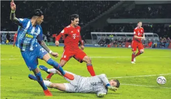  ?? FOTO: IMAGO ?? Davie Selke (li.) trifft zum zwischenze­itlichen 2:2 – Mats Hummels (3. von li.) hatte gepatzt.