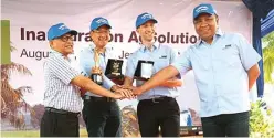  ?? RESTU DISTIA/JAWA POS ?? SINERGI: Dari kiri, Warek I Universita­s Jember Zulfikar, Daniel Loh, Martin Wolf, dan Local Business Manager BASF Indonesia Ganesh Pamugar Satyagraha saat meresmikan AgSolution Farm di Jember kemarin.