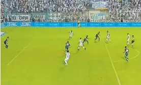  ??  ?? No había offside. Acosta parte bien habilitado. El línea no convalidó.