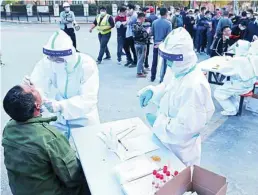  ?? REUTERS ?? Sanitarios realizan test de antígenos a los residentes en Shanghái