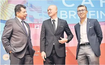  ??  ?? Ong (middle) together with CIMB Asean Research Institute chairman Tan Sri Dr Munir Majid (left) and CIMB Group chief executive officer Tengku Datuk Seri Zafrul Aziz after the dialogue on Asean Integratio­n Outlook 2019 yesterday. — Bernama photo