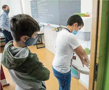  ?? Foto: Guy Jallay ?? Die Schüler haben sich mittlerwei­le an die Gestes barrières in den Schulen gewöhnt.