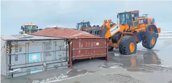  ?? FOTO: DPA ?? An der Küste der Niederland­e wurden bereits zahlreiche Container angespült.